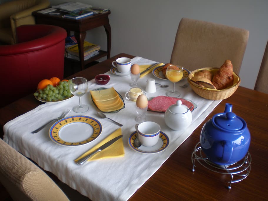 Uitgebreid ontbijt in de woonkamer.