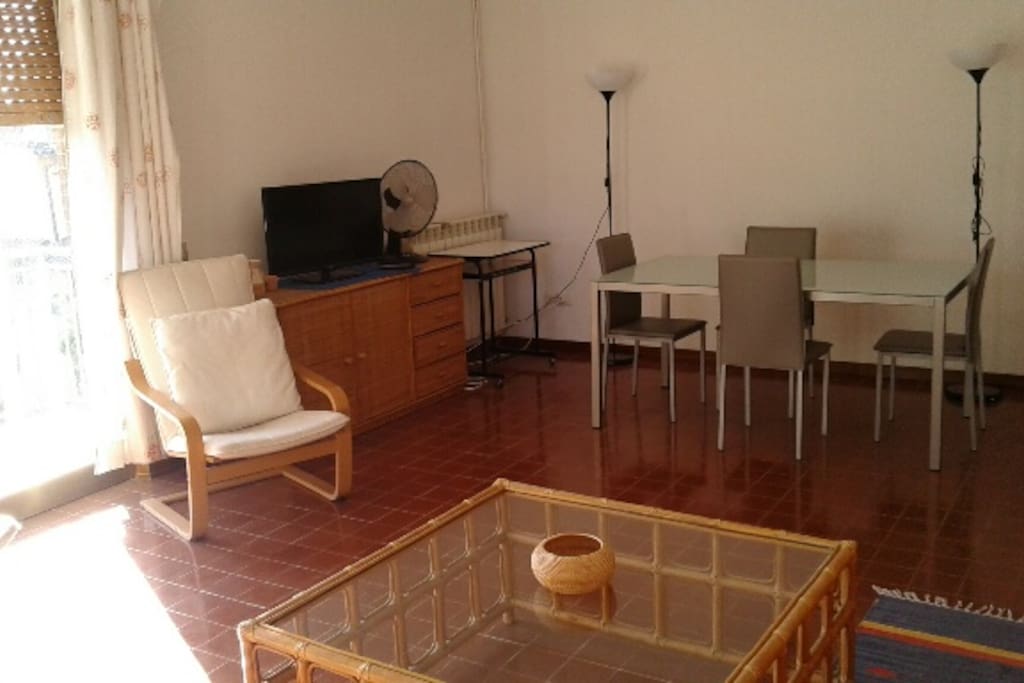Televisore + tavolo moderno dove pranzare, cenare o lavorare.