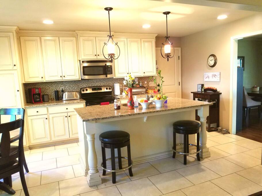 Open/eat-in kitchen