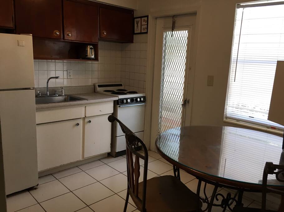 Full eat-in Kitchen