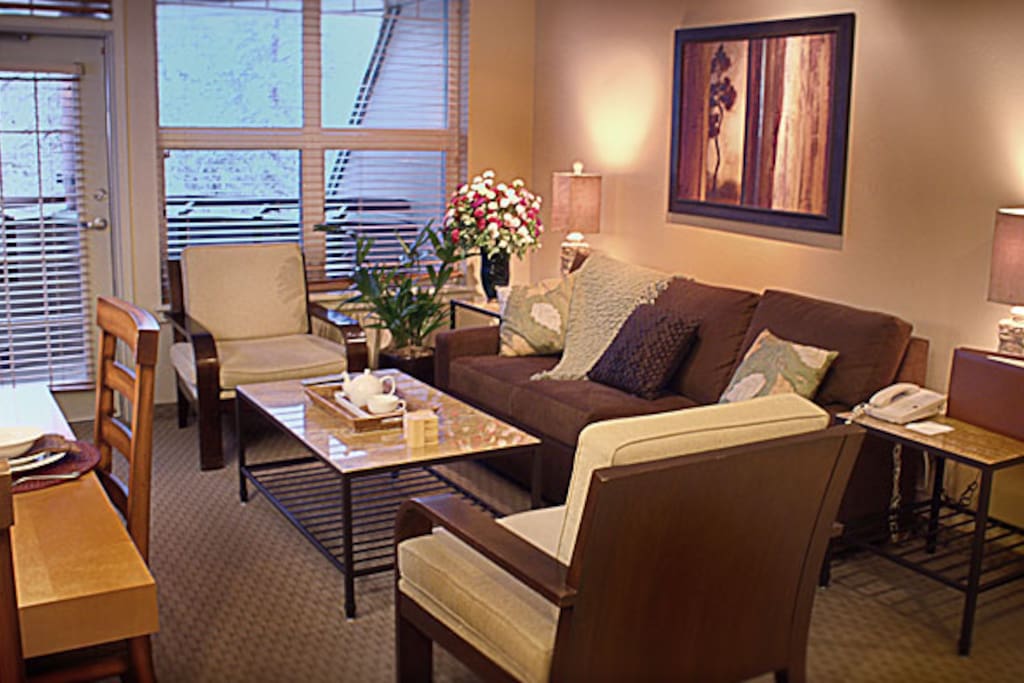 Sitting room with Lakeview