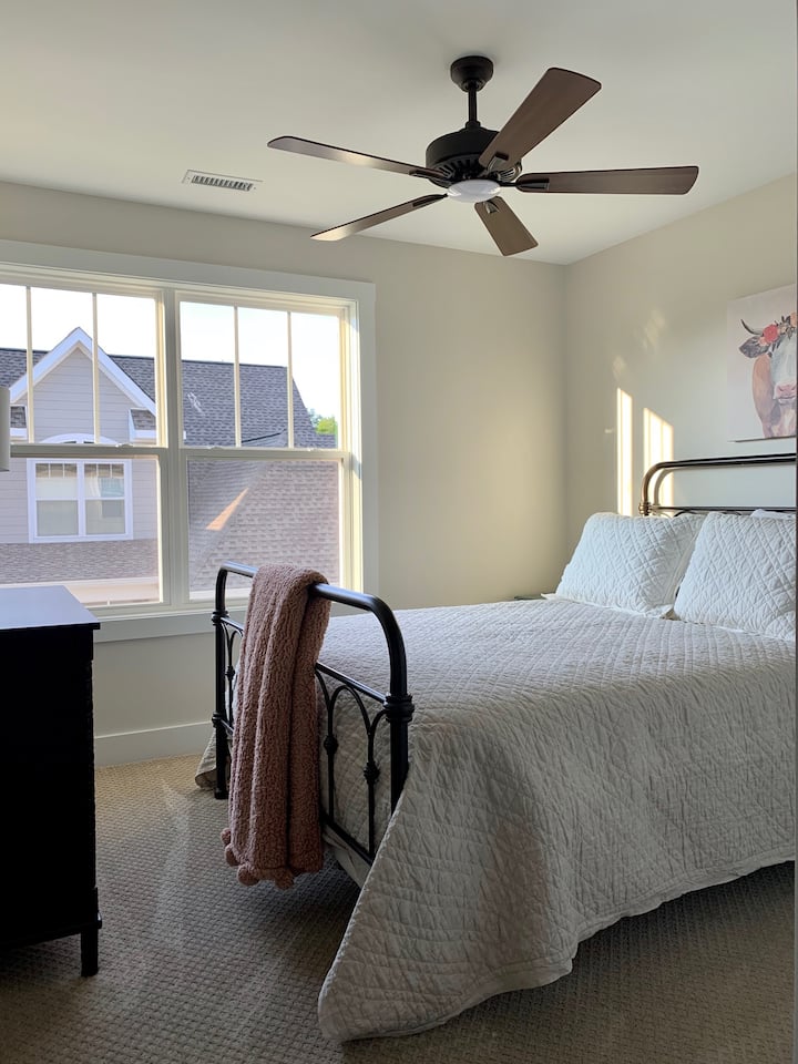 2号标准双人床卧室，带男女共用全功能卫生间。 