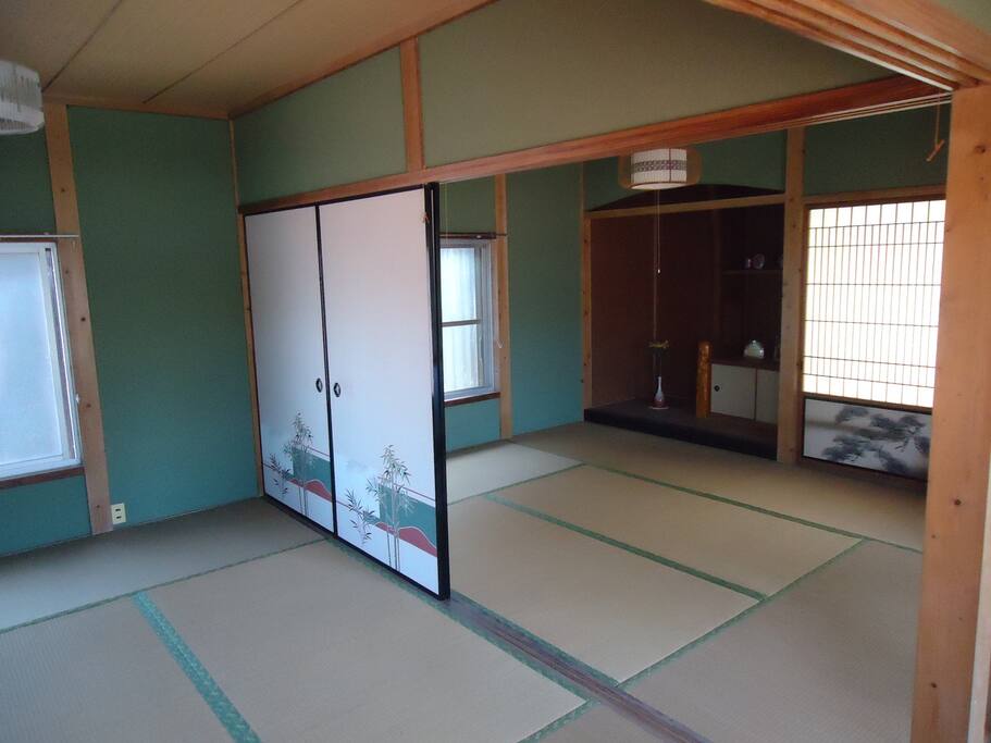 二階6畳の間3室有ります。