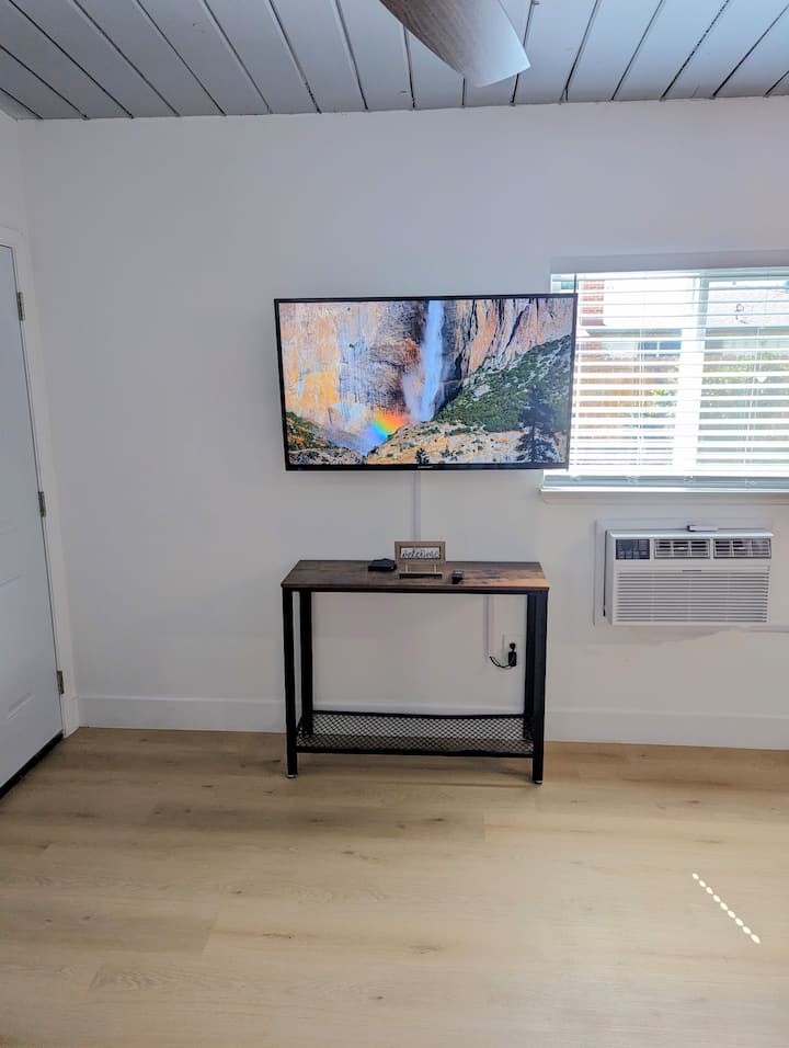 Private Studio, Central Location-private Entrance - Fresno, CA