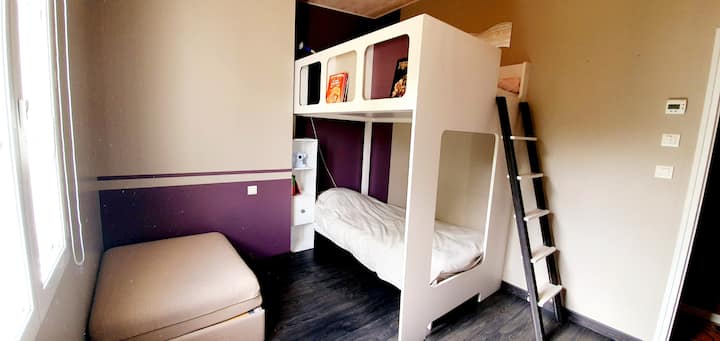 Habitación n.º3. Cama altillo 120x190. Cama de 90x200 y puf convertible 80x200