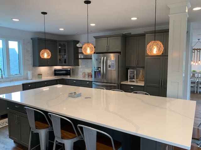 Coastal Paradise Stunning Water View Walk to Beach gallery image 3