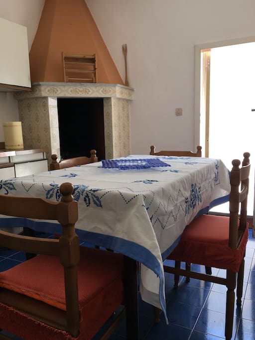 Cucina con accesso sul giardino esterno, attrezzto con tavolo e sedie, completo di doccia