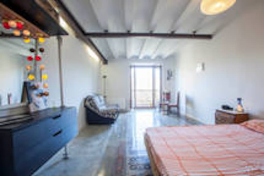 double bed 1.40 x 2,00mts with living and balcony