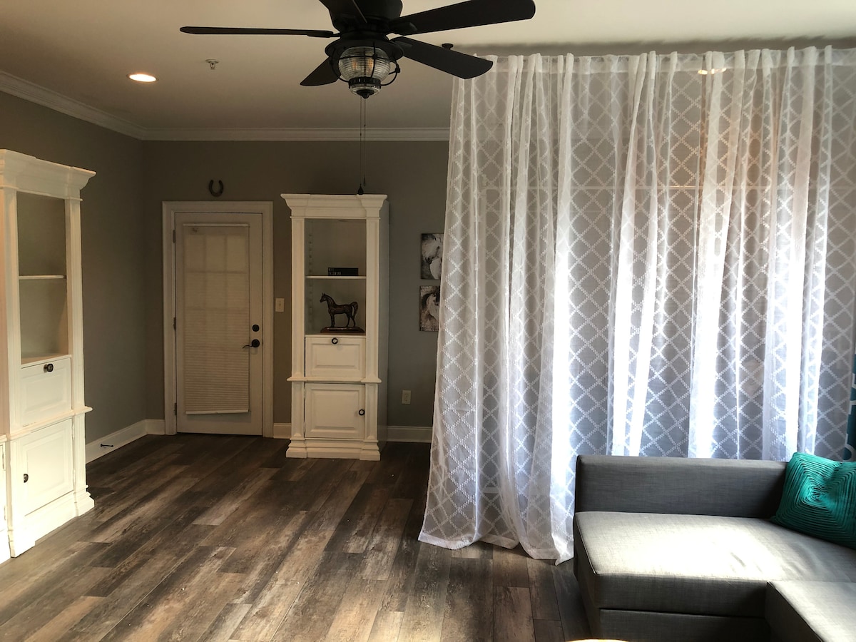 De Hey Loft is ontworpen voor functie, evenals een hoge esthetiek.  De ruimte is gastvrij en comfortabel voor maximaal vier overnachtingen.