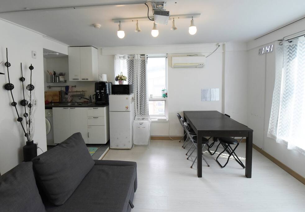 Living room with great view sofa, 10ppl table, beam projector / 통창뷰의 거실은 소파, 10인용 탁자, 빔프로젝터가 있습니다