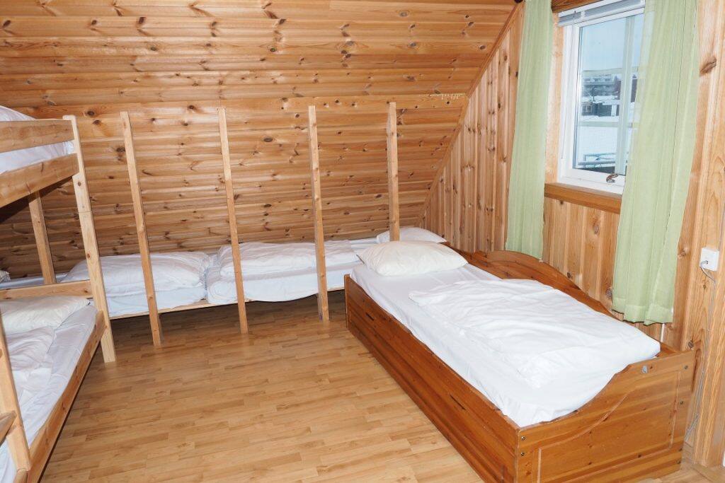 Ett rom med 7 sengeplasser