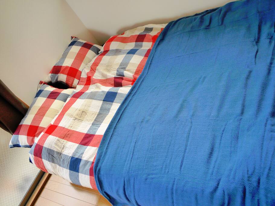 double beds(140×210) and semi-double-sized futon(120×210)