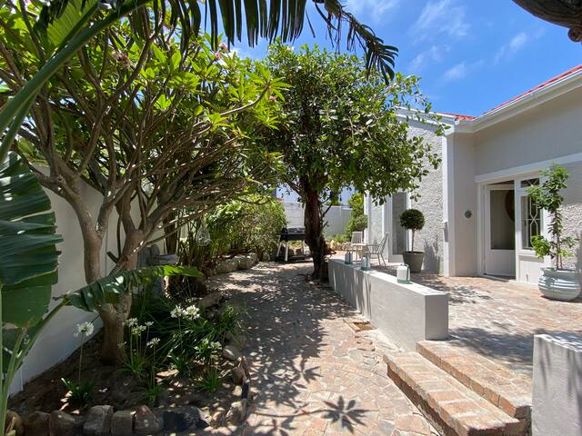 Camps Bay Lilla Villa. Hus m pool 150 m från hav. gallery image 2