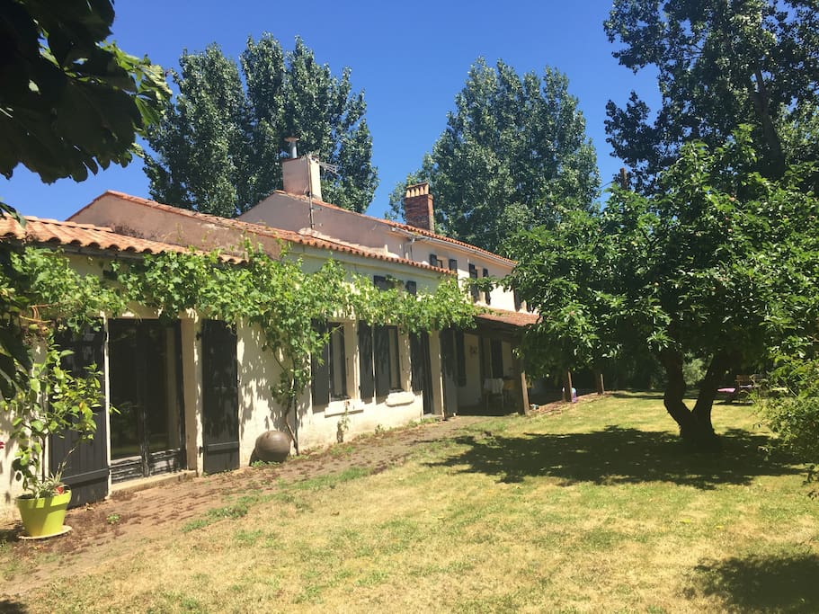 Entrée côté droit de la maison, par la salle de séjour, le salon et l'accès aux chambres à l’étage