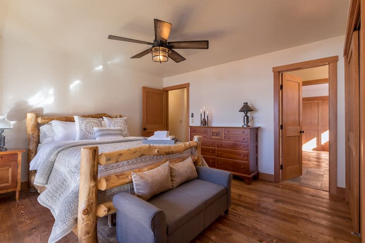 主卧# 1 ：标准双人床。 两间主卧均通往私人下层甲板，所有床上用品、毯子、羽绒被和羽绒被均为酒店品质，床垫是全新的。  Masters通过全套Jack & Jill卫生间与相邻的客房相连，非常适合家庭一起旅行。