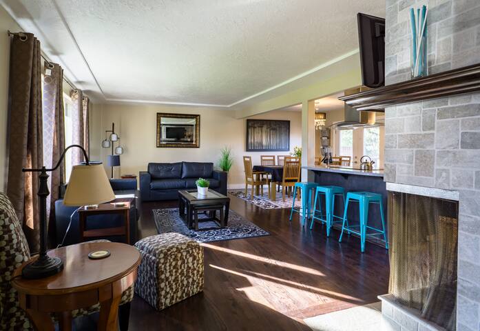 Modern Home – KING BED – 15 Minutes to Everything