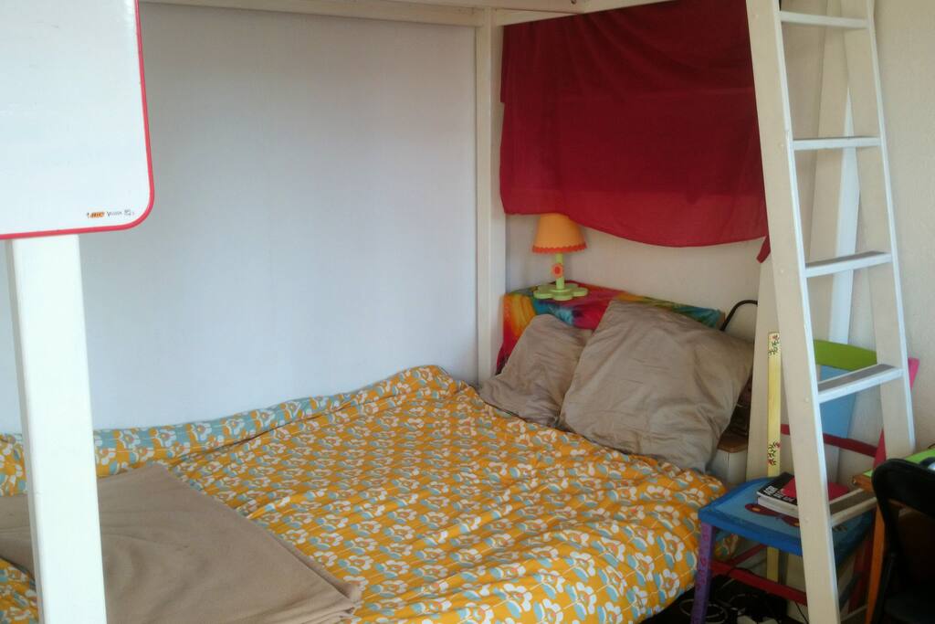 Le lit dans la chambre.