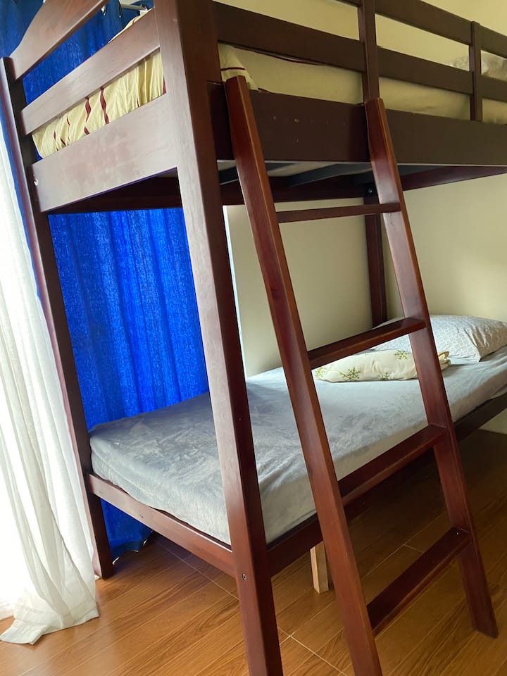 มีหน้าต่างประตูบานเลื่อนและเข้าถึงระเบียงได้
หมายเหตุ: ห้อง 2 ไม่มีเครื่องปรับอากาศ