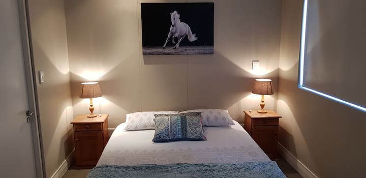 U stanu se nalazi bračni krevet (160x200) s vlastitom kupaonicom (uključujući kadu i tuš-kabinu). Također ima jedan madrac za dijete ili gosta koji prespava kod njega (bez dodatnih troškova). Imali smo četveročlane obitelji koje su udobno spavale u stanu. 