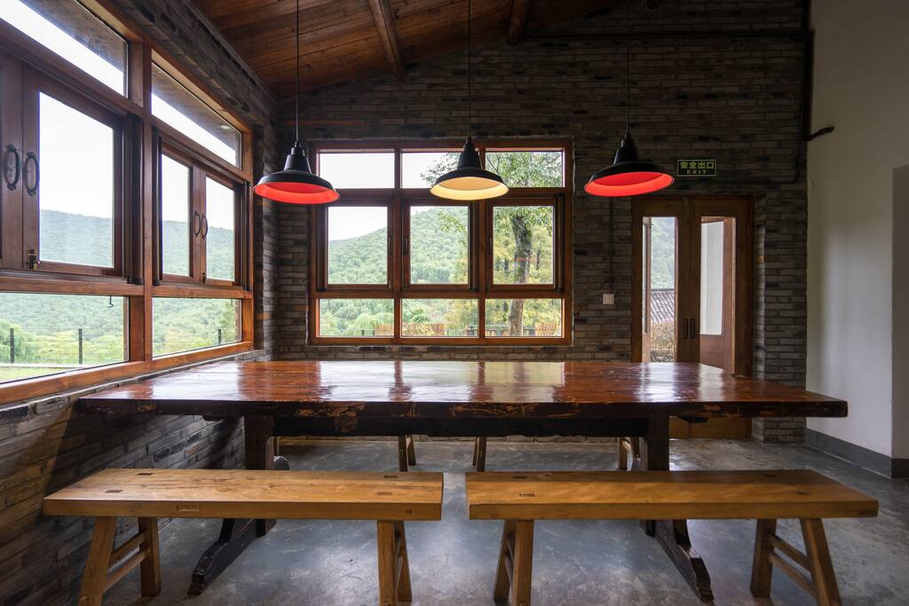 Open kitchen & dining area