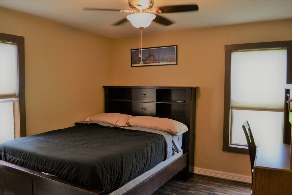 Bedroom (Queen) & Desk