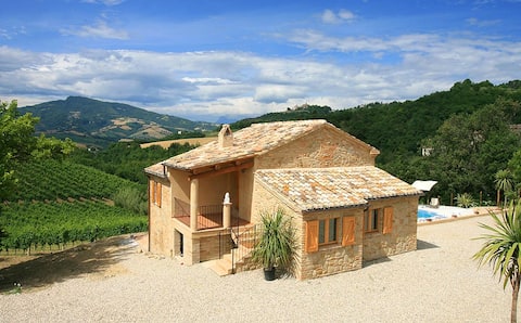 Glorious farmhouse with stunning views, AC & WiFi