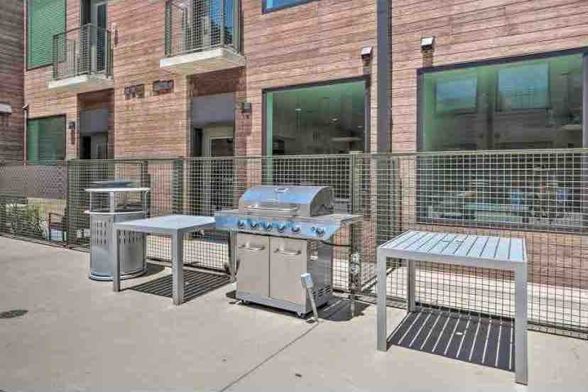 Downtown Oasis: Work, Pool, Gym and EV Park