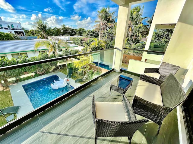Modern Las Olas Oasis Near Beach | Pool • Hot Tub gallery image 5