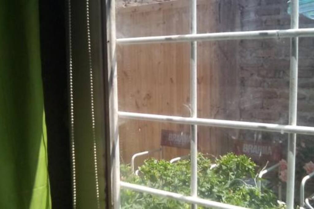 Puerta ventana con rejas de la habitación que se alquila