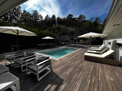 Newly renovated by golf course/sea