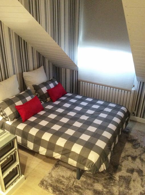 Dormitorio n*4 abuhardillado con cama de matrimonio