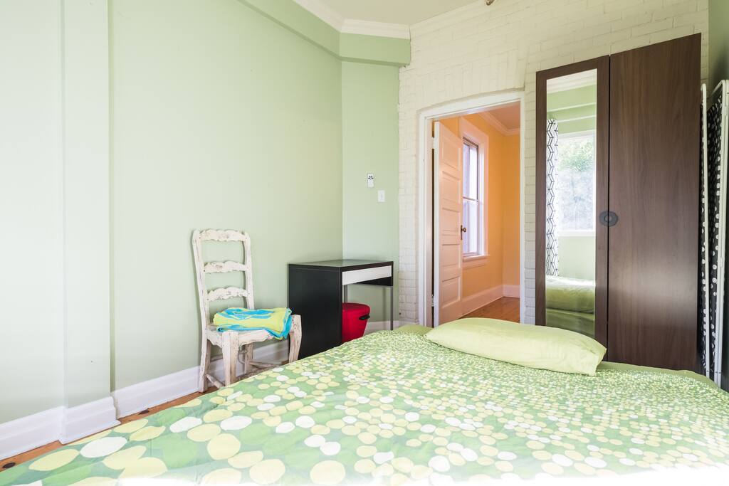 Another view of the room.