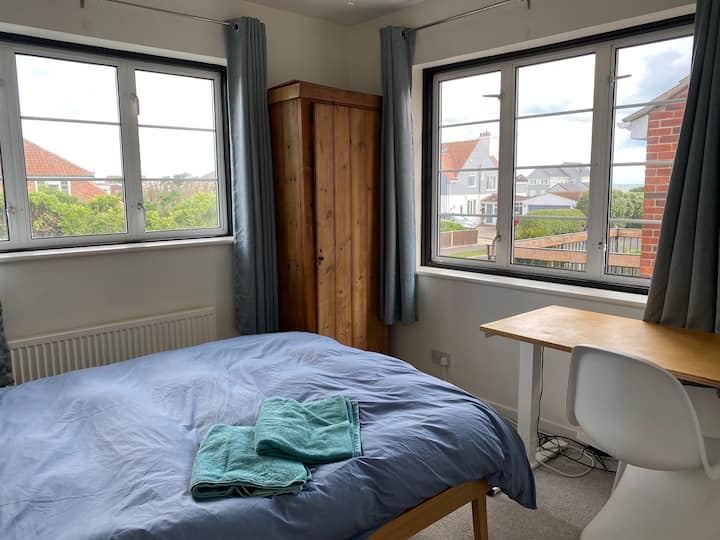 Priestor na písací stôl s písacím stolom v druhej spálni s nádherným výhľadom na more