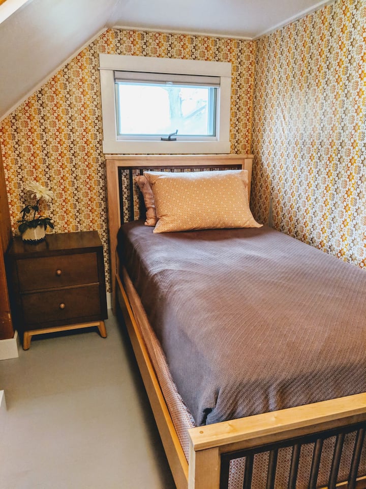 楼上卧室，两张单人床 