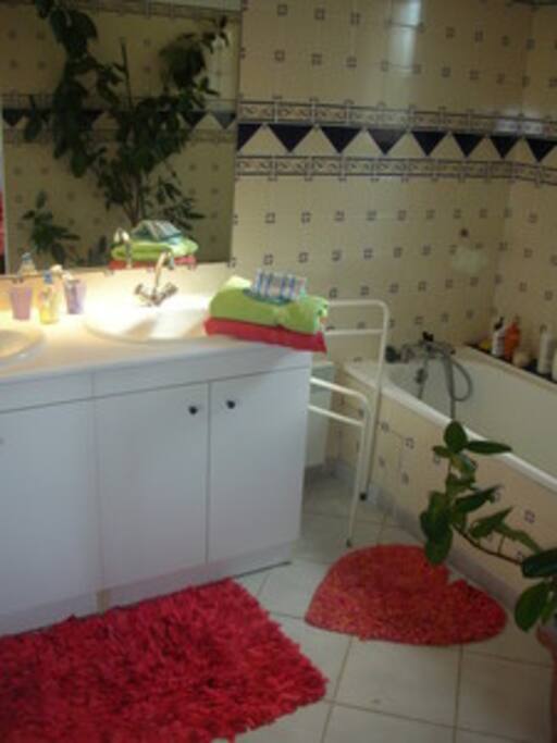 la salle de bain privative avec baignoire