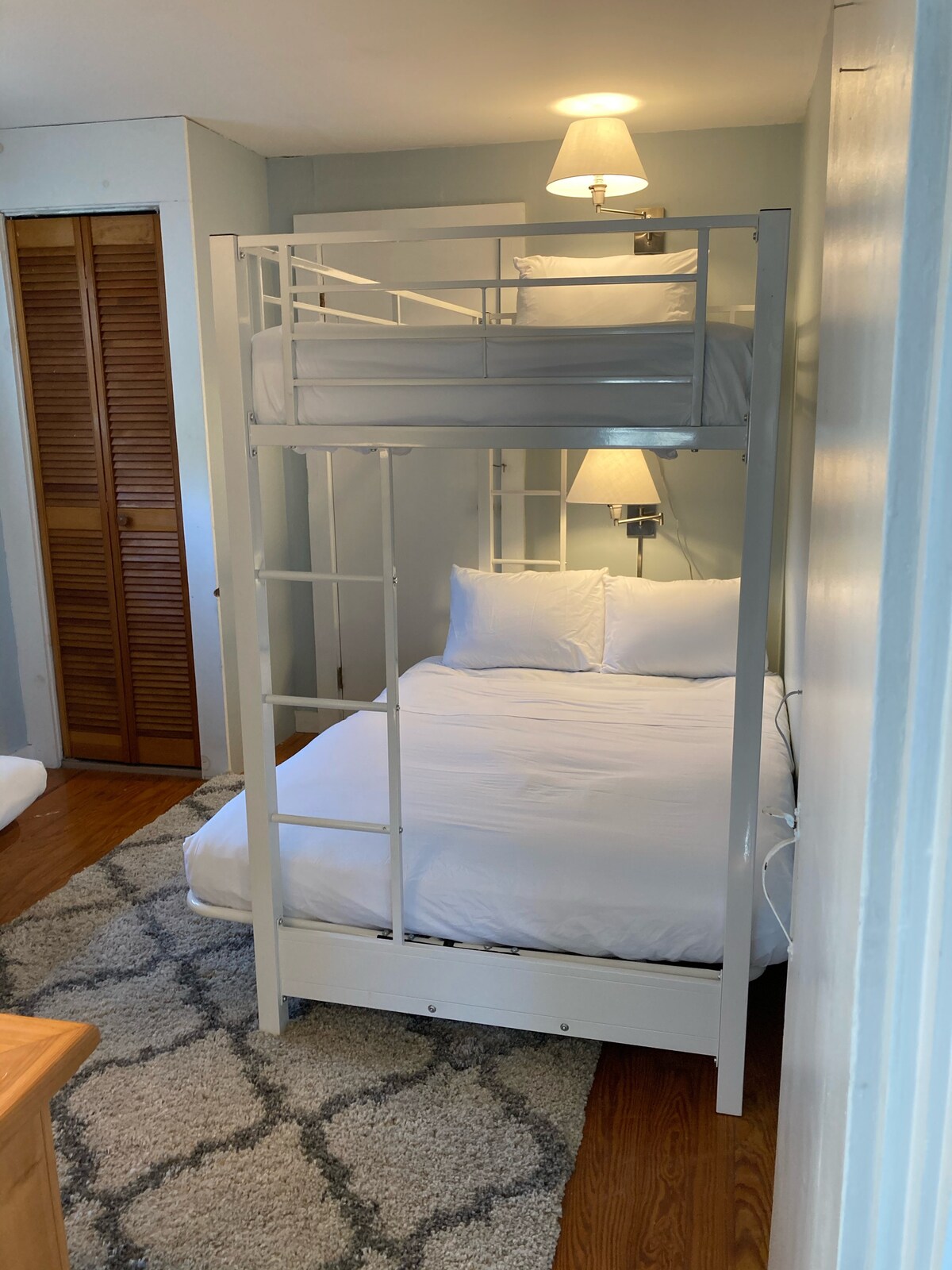 ห้องนอนรองที่มีเตียงคู่ด้านล่างและเตียงคู่ด้านบน 