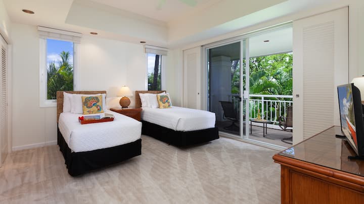 ห้องสวีทหลักที่สองแสดงพร้อมตัวเลือกเตียงคู่ขนาด XL 2 เตียงมีทีวีเป็นของตัวเอง