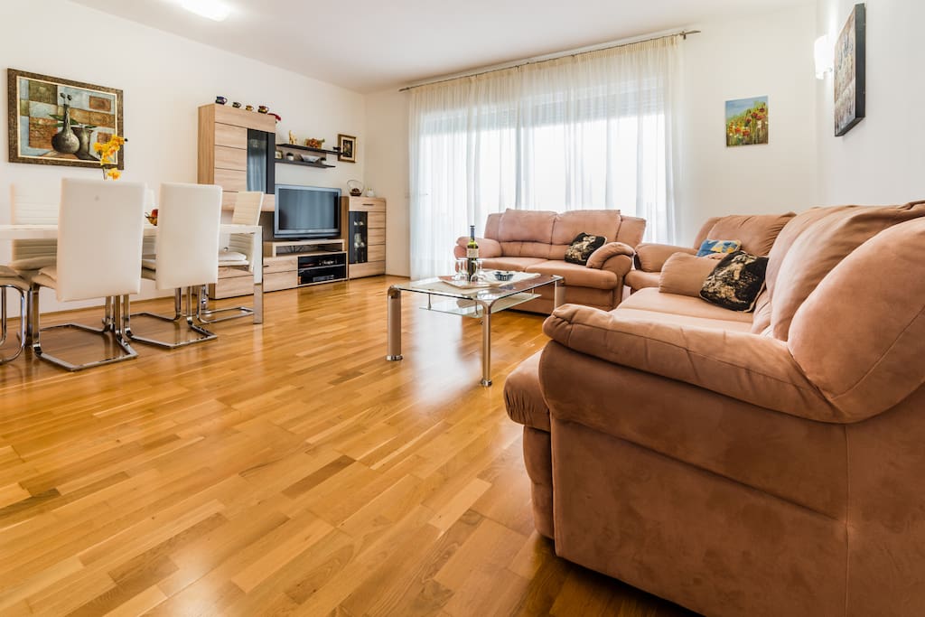LIVINGROOM AREA WITH A SOFA BED AND AC