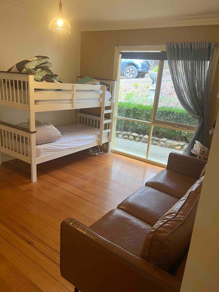 เตียงสองชั้น 2 หลังและโซฟาพื้นที่ส่วนกลางแบบเปิดโล่ง