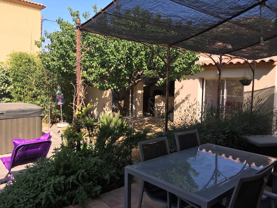 Le jardin avec jacuzzi et la terrasse
