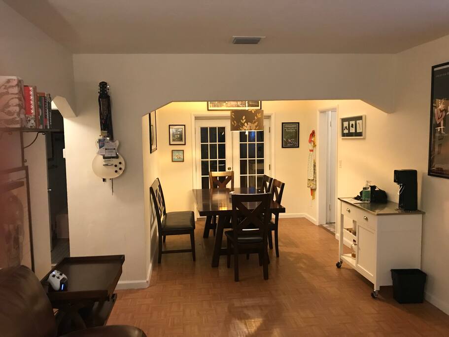 Living room/dining area