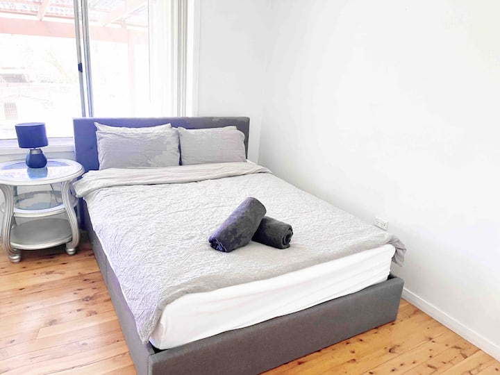 ห้องนอนพร้อมเตียงควีนไซส์