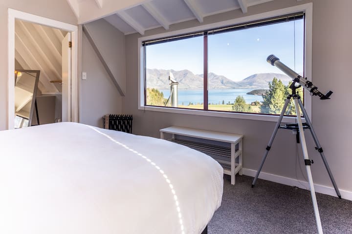 Imaginez vous réveiller avec cette vue ! Avec une grande baie vitrée, la chambre principale offre une des plus belles vues de Queenstown.