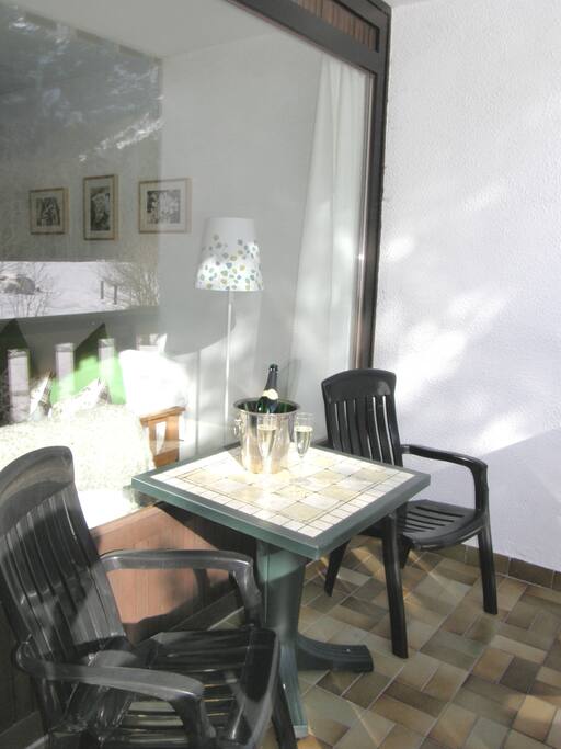 Enjoy breakfast or a glass or 2 on the south facing balcony with breathtaking mountain views