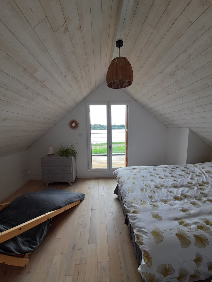 El dormitorio de arriba tiene vistas a un balcón con hermosas vistas. 
Esta habitación tiene una cama de 160 y un futón japonés para leer en el rincón.