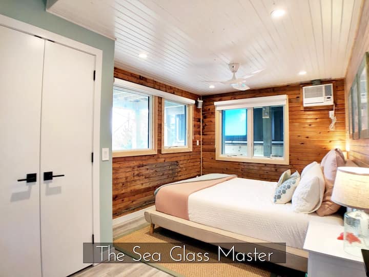 Probudite se uz jutarnje svjetlo koje prodire kroz prozore i pogled na ocean u svom privatnom utočištu: 2. glavna spavaća soba s vlastitom kupaonicom (Sea Glass Master) s bračnim krevetom s madracem od gel pjene, USB utičnicama za punjenje, pametnim ventilatorom, osobnim Sonosom i klima-uređajem.
