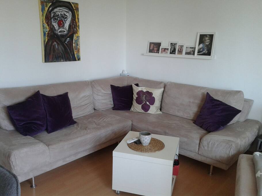 Helles, freundliches Wohnzimmer, mit Couch, diese kann auch ausgezogen werden als weiterer Schlafplatz für 2 Personen