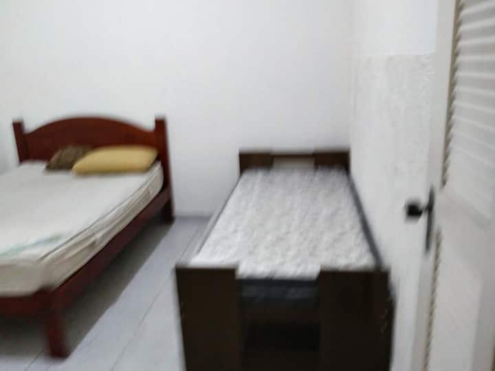 חדר מאוורר היטב עם מאוורר תקרה