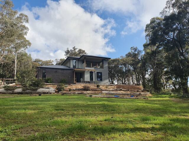 Pet Friendly Country Retreat with secured dog yard