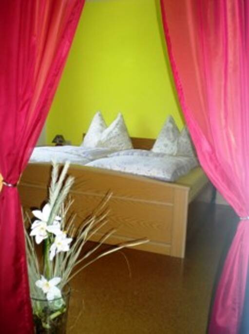 Schlafzimmer 1